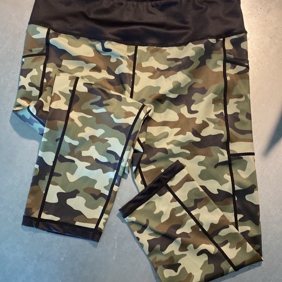 Constantly Varied Gear CVG Reversible Camo Capri Crossfit Leggings Size XL - Picture 3 of 9